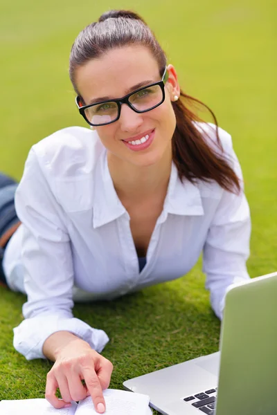 Femme avec ordinateur portable dans le parc — Photo