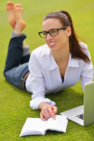 Femme avec ordinateur portable dans le parc — Photo