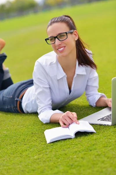 Femme avec ordinateur portable dans le parc — Photo