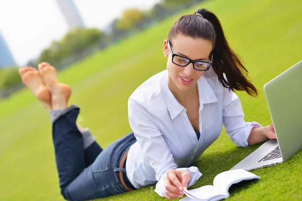 Femme avec ordinateur portable dans le parc — Photo