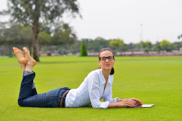 公園でのタブレットと美しい若い女性 — ストック写真