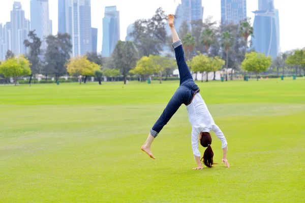 Молодая женщина прыгает в парке — стоковое фото