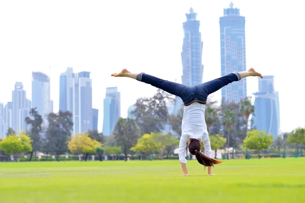 公園に飛び込む若い女性 — ストック写真
