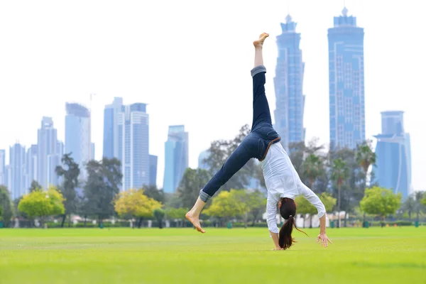 Jovem mulher pulando no parque — Fotografia de Stock