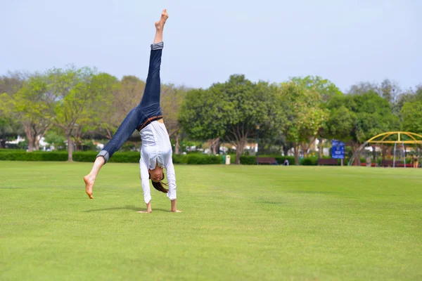 Молодая женщина прыгает в парке — стоковое фото