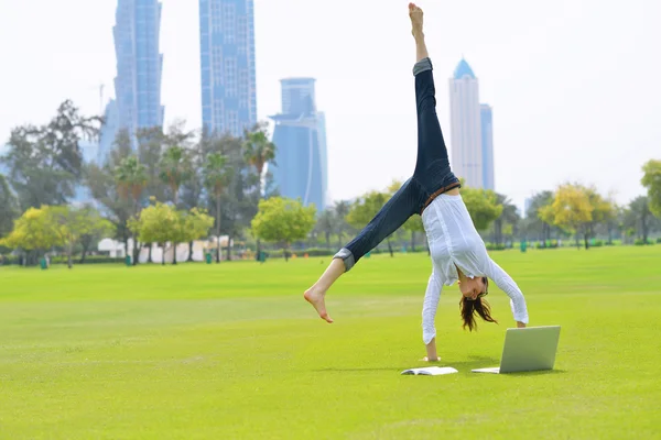 Woman with laptop in park — Stock Photo, Image