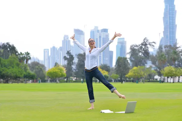 Frau mit Laptop im Park — Stockfoto
