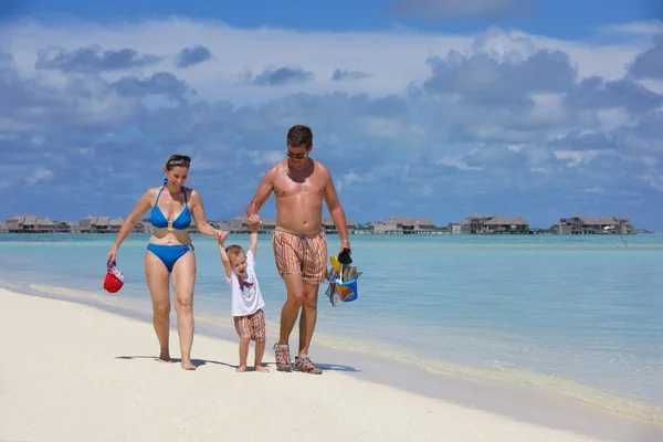 Glückliche Familie im Urlaub — Stockfoto