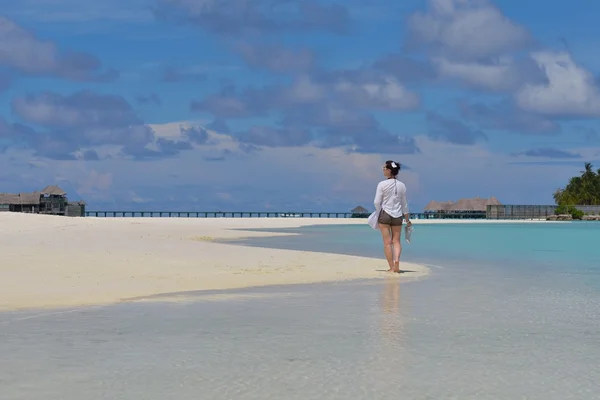 Mujer feliz disfrutar de la hora de verano — Foto de Stock