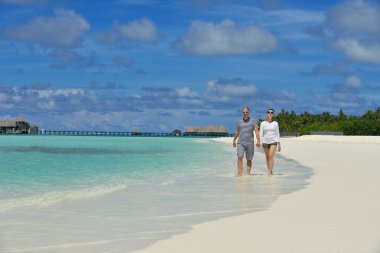 yaz tatili mutlu genç çifte eğlence ve bea sakin ol