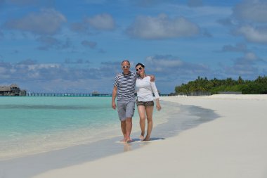 yaz tatili mutlu genç çifte eğlence ve bea sakin ol