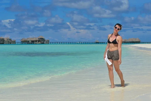 Glückliche Frau genießt Sommerzeit — Stockfoto