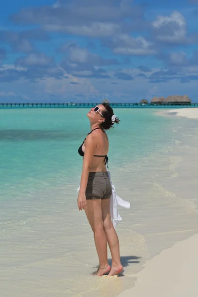 Mujer feliz disfrutar de la hora de verano — Foto de Stock