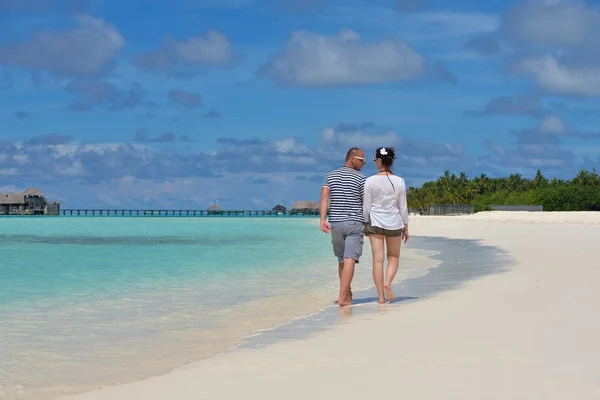 Felice giovane coppia in vacanza estiva divertirsi e rilassarsi a bea — Foto Stock