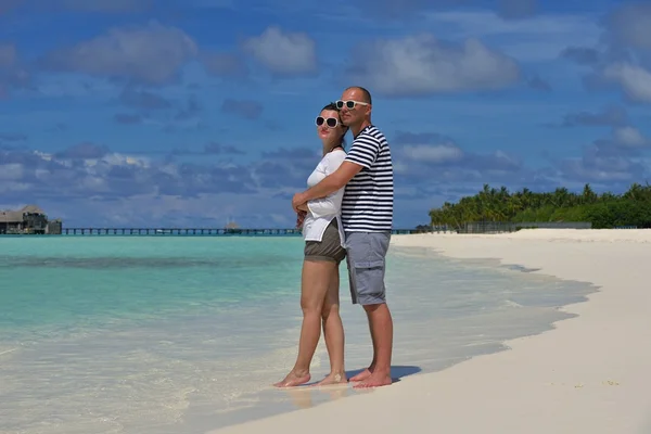 Heureux jeune couple pendant les vacances d'été s'amuser et se détendre à bea — Photo