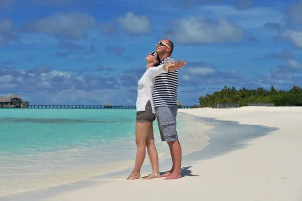 Feliz jovem casal em férias de verão se divertir e relaxar no bea — Fotografia de Stock