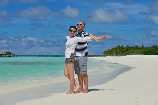 Feliz jovem casal em férias de verão se divertir e relaxar no bea — Fotografia de Stock