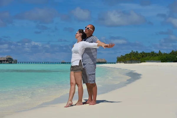 Feliz jovem casal em férias de verão se divertir e relaxar no bea — Fotografia de Stock