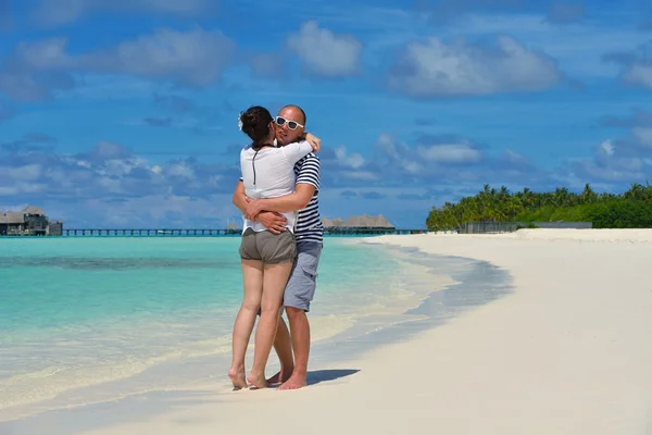 Feliz jovem casal em férias de verão se divertir e relaxar no bea — Fotografia de Stock