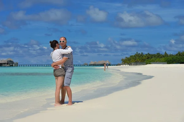 Heureux jeune couple pendant les vacances d'été s'amuser et se détendre à bea — Photo