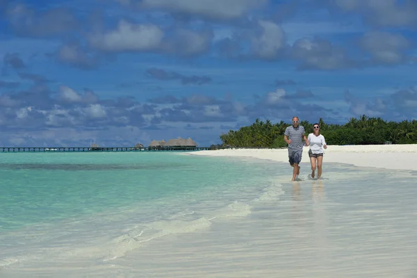 Happy young couple at summer vacation have fun and relax at bea — Stock Photo, Image