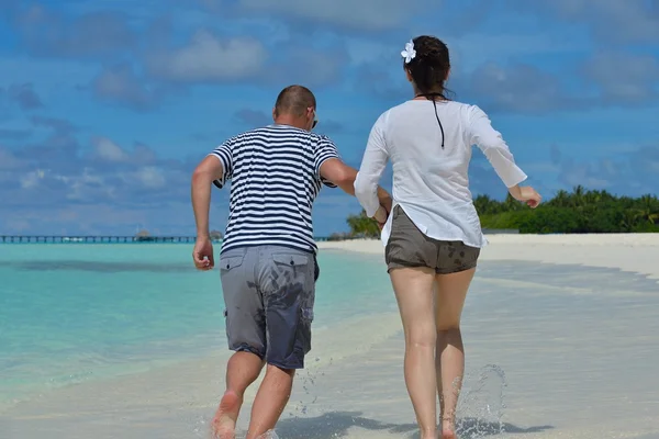 Feliz pareja joven en las vacaciones de verano divertirse y relajarse en bea —  Fotos de Stock