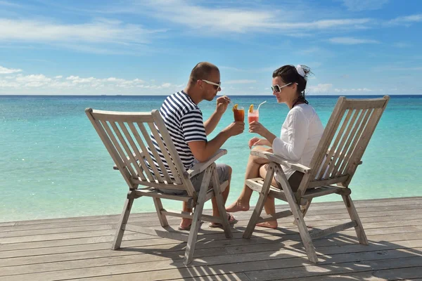 Glückliches junges Paar entspannt sich und trinkt frisch — Stockfoto