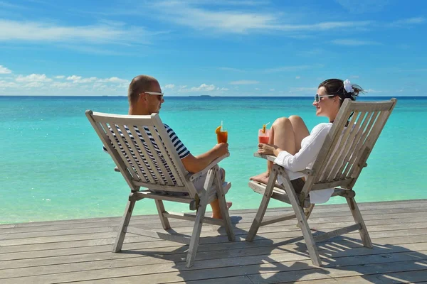 Feliz jovem casal relaxar e tomar bebida fresca — Fotografia de Stock