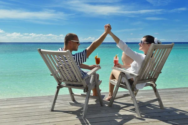 Feliz jovem casal relaxar e tomar bebida fresca — Fotografia de Stock