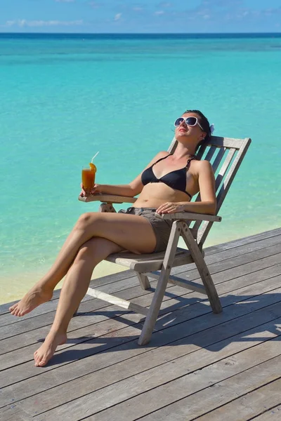 Mulher bonita com uma bebida à beira-mar — Fotografia de Stock