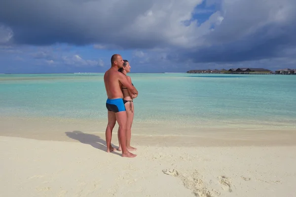 Heureux jeune couple pendant les vacances d'été s'amuser et se détendre à bea — Photo