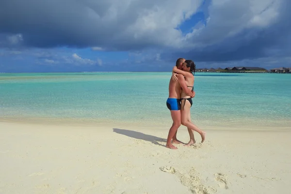 Feliz pareja joven en las vacaciones de verano divertirse y relajarse en bea — Foto de Stock