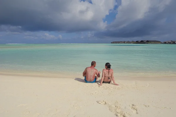 Gelukkige jonge paar op zomervakantie plezier hebben en ontspannen bij bea — Stockfoto