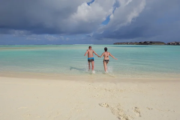 Feliz pareja joven en las vacaciones de verano divertirse y relajarse en bea — Foto de Stock