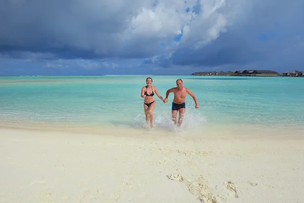 Feliz pareja joven en las vacaciones de verano divertirse y relajarse en bea — Foto de Stock