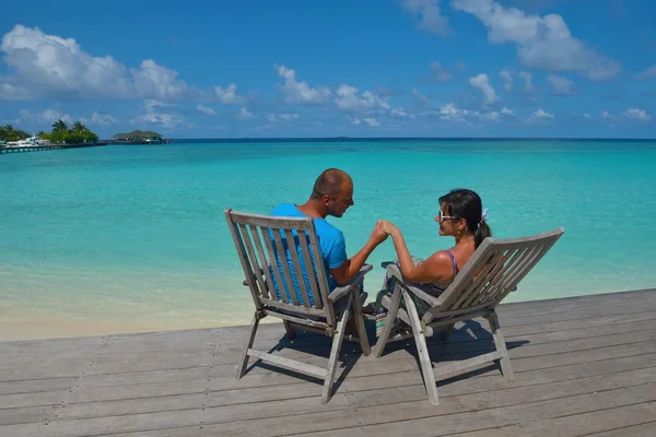 Glada unga par på sommarlovet ha kul och koppla av på bea — Stockfoto