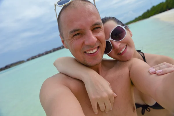 Feliz pareja joven en las vacaciones de verano divertirse y relajarse en bea —  Fotos de Stock