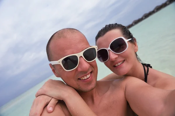 Heureux jeune couple pendant les vacances d'été s'amuser et se détendre à bea — Photo