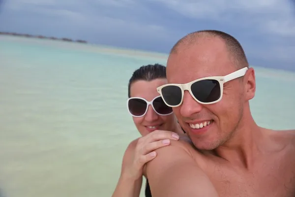 Felice giovane coppia in vacanza estiva divertirsi e rilassarsi a bea — Foto Stock
