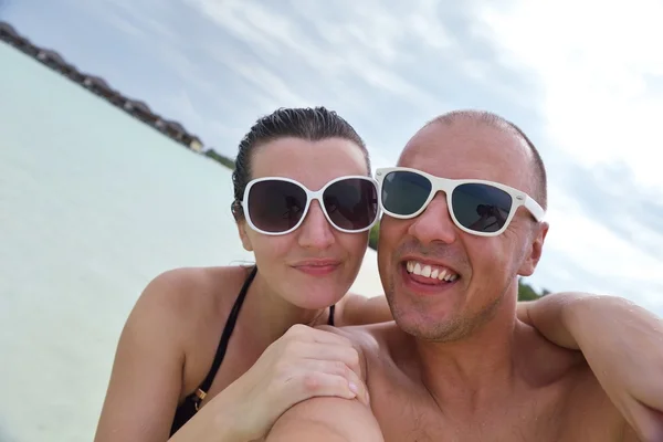 Feliz jovem casal em férias de verão se divertir e relaxar no bea — Fotografia de Stock