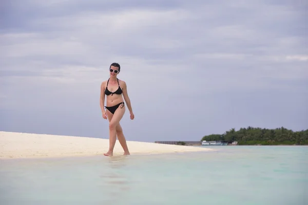 Gelukkige vrouw genieten van zomertijd — Stockfoto