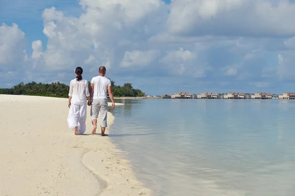 Felice giovane coppia in vacanza estiva divertirsi e rilassarsi a bea — Foto Stock