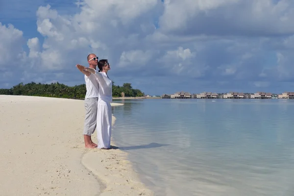 Gelukkige jonge paar op zomervakantie plezier hebben en ontspannen bij bea — Stockfoto