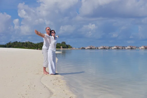 Gelukkige jonge paar op zomervakantie plezier hebben en ontspannen bij bea — Stockfoto