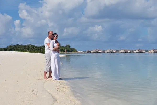 Heureux jeune couple pendant les vacances d'été s'amuser et se détendre à bea — Photo