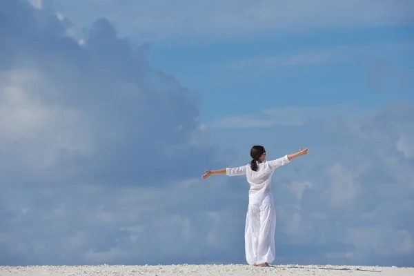 Mujer feliz disfrutar de la hora de verano —  Fotos de Stock