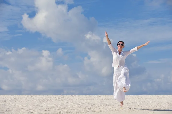 Mujer feliz disfrutar de la hora de verano — Foto de Stock