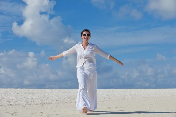 Gelukkige vrouw genieten van zomertijd — Stockfoto