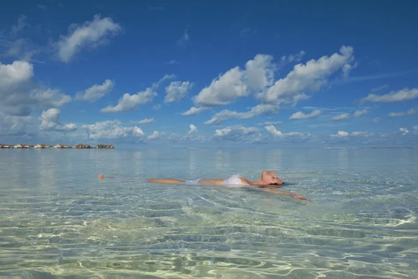 Gelukkige vrouw genieten van zomertijd — Stockfoto