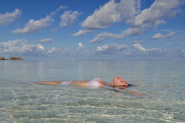 Gelukkige vrouw genieten van zomertijd — Stockfoto